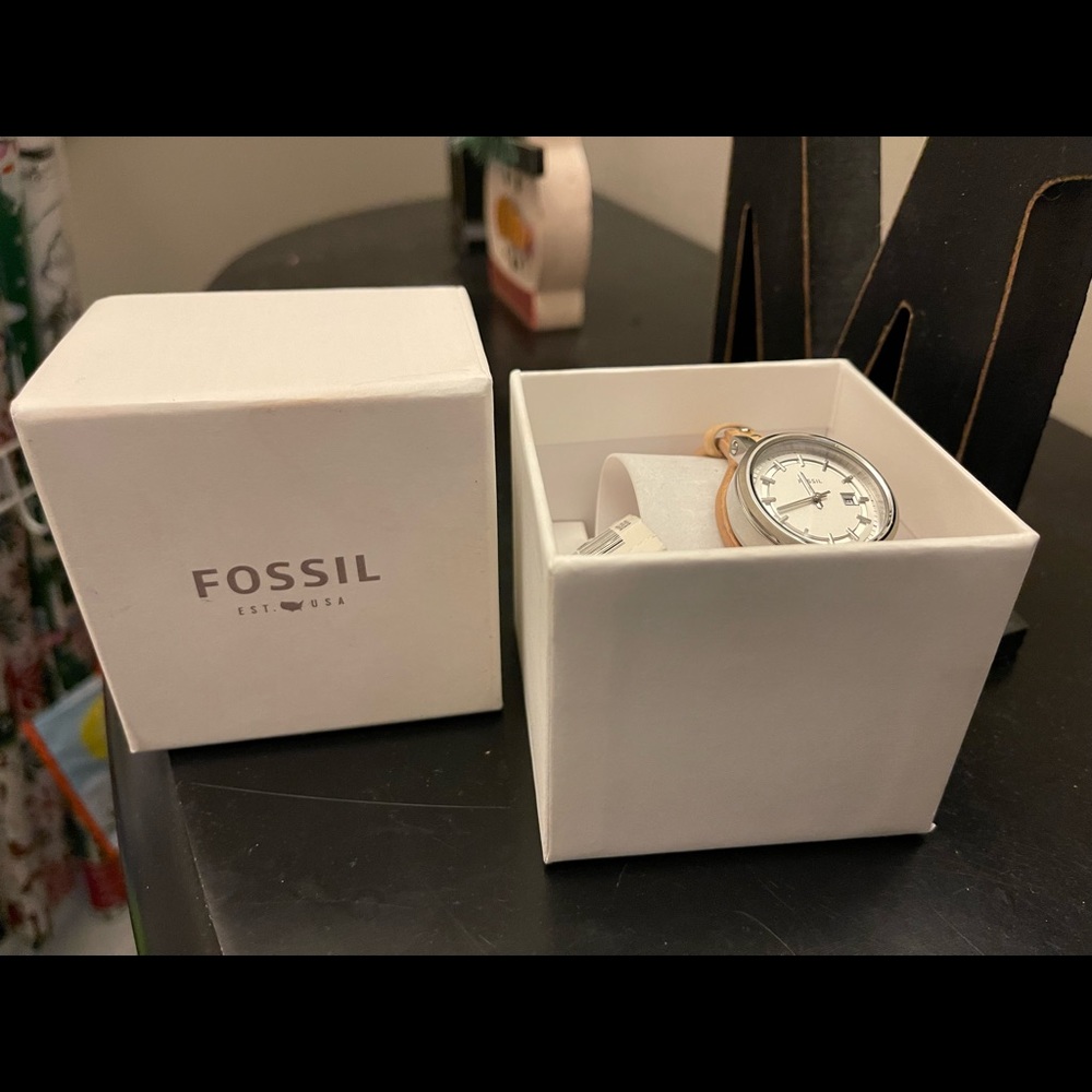 Fossil womens watch. New in box with tag and unworn - Picture 2 of 3